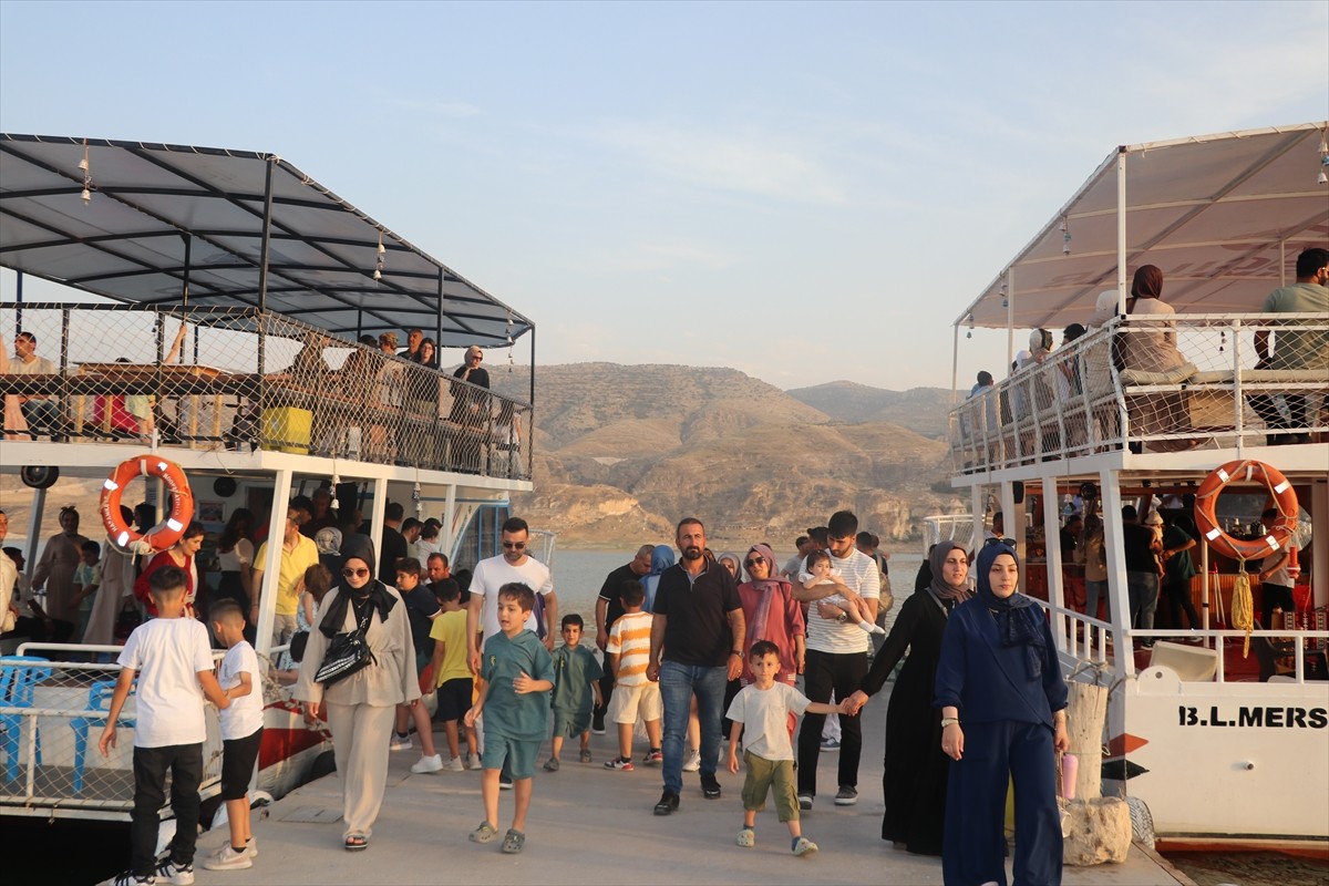 Batman'ın tarihi Hasankeyf ilçesini Kurban Bayramı'nda 125 bini aşkın kişi ziyaret etti. Kurban...