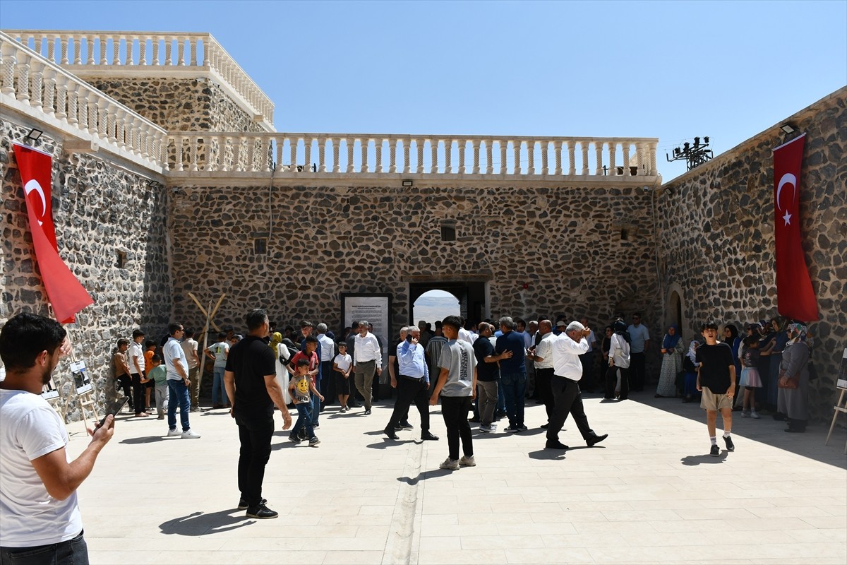 Batman’ın Beşiri ilçesinde bulunan 1600 yıllık Mor Kiryakus Manastırı, restorasyon çalışmalarının...