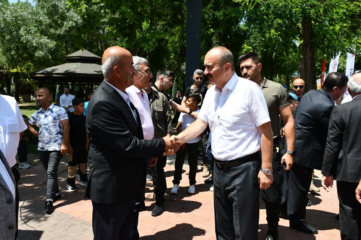 Batman Valisi Ekrem Canalp (sağda) Kurban Bayramı dolayısıyla Atatürk Parkı'nda düzenlenen...