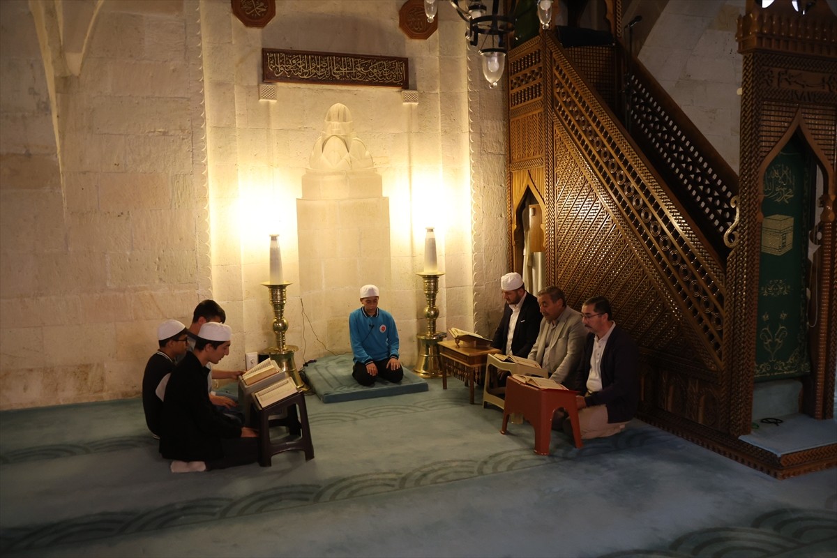 Bayburt'ta hafızlık eğitimini tamamlayan Abdulhamit Yılmaz, Kur'an-ı Kerim'i bir günde...