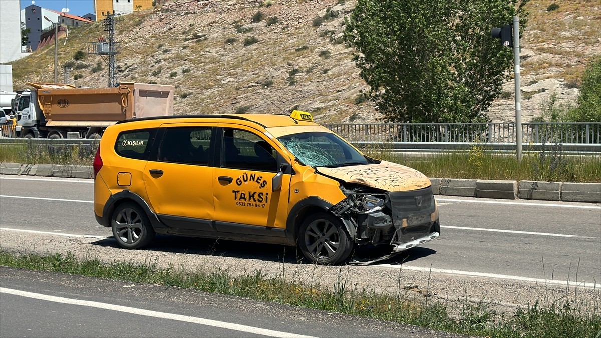 Bayburt'ta taksinin çarptığı yaya yaşamını yitirdi.