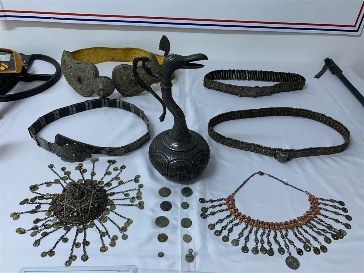 Bayburt merkezli 13 ilde düzenlenen tarihi eser ticareti ve izinsiz kazı operasyonunda, gümüş...