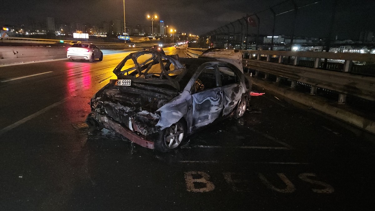 Bayrampaşa'da bariyerlere çarptıktan sonra yanan otomobilin sürücüsü yaralandı.