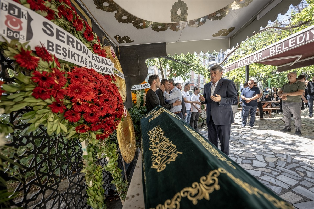 Beşiktaş Futbol Takımı Yardımcı Antrenörü Serdar Topraktepe'nin (sağ 4) yaşamını yitiren ağabeyi...