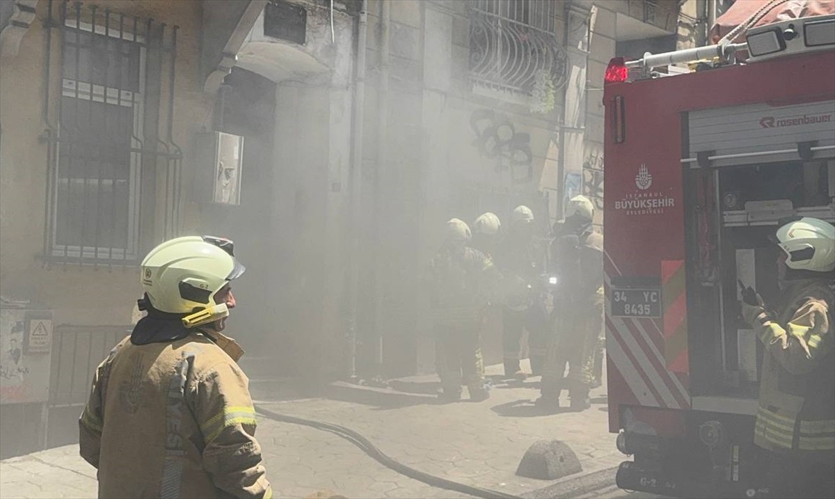 Beyoğlu'nda binanın giriş katındaki dairede çıkan yangın itfaiye ekiplerince söndürüldü.