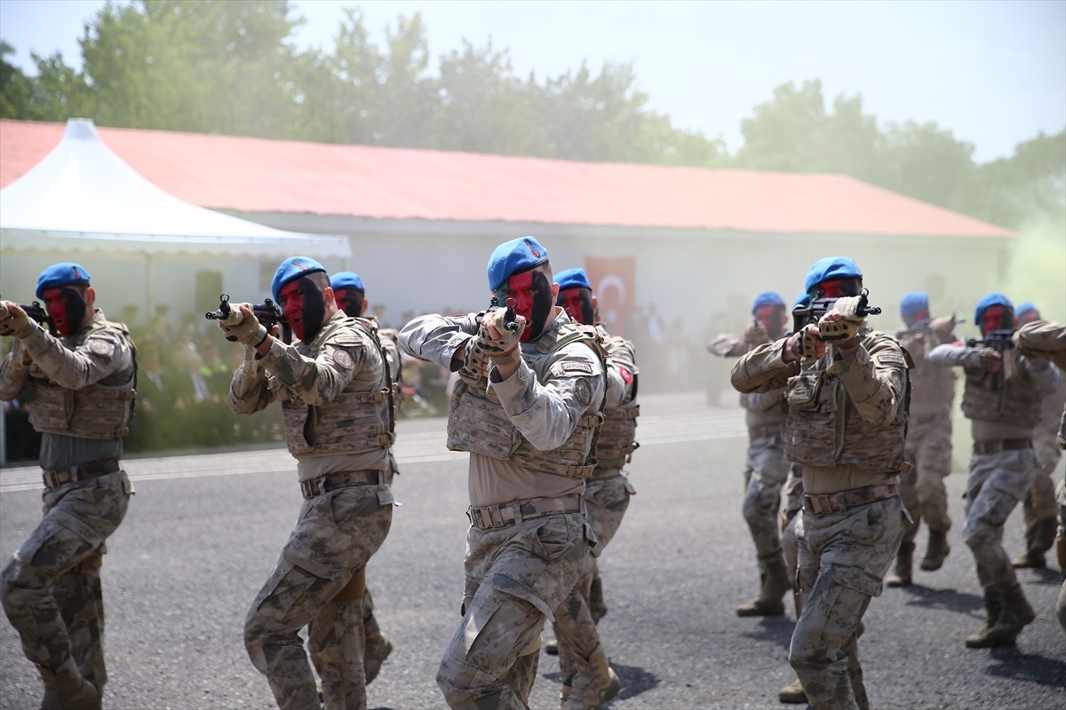 Bingöl'de, jandarma teşkilatının 186. kuruluş yıl dönümü düzenlenen törenle kutlandı. Programda...