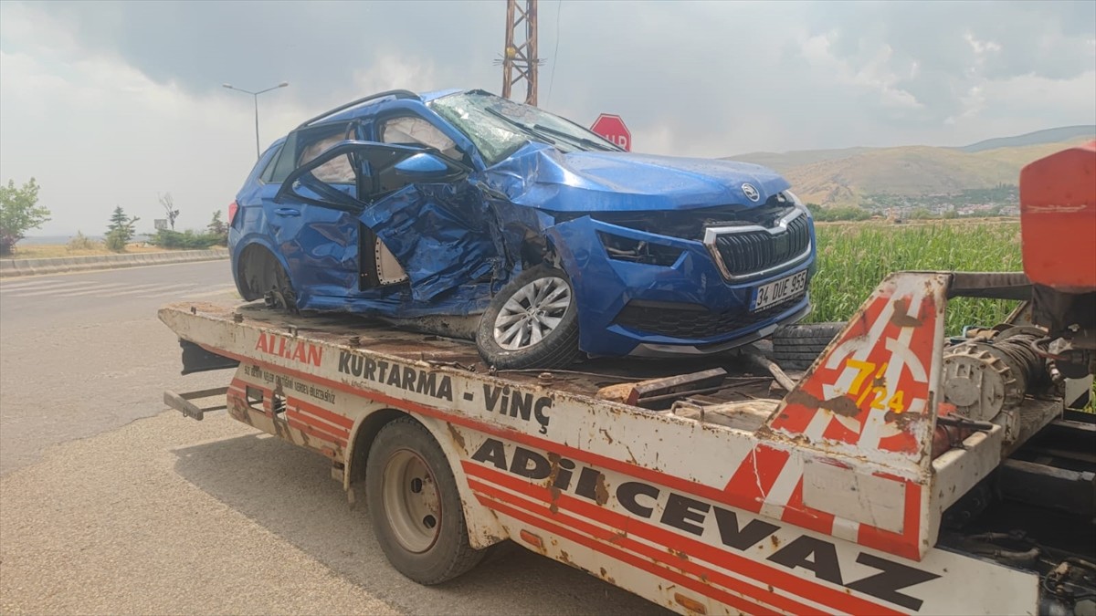 Bitlis'in Adilcevaz ilçesinde otomobille hafif ticari aracın çarpışması sonucu 2 kişi hayatını...