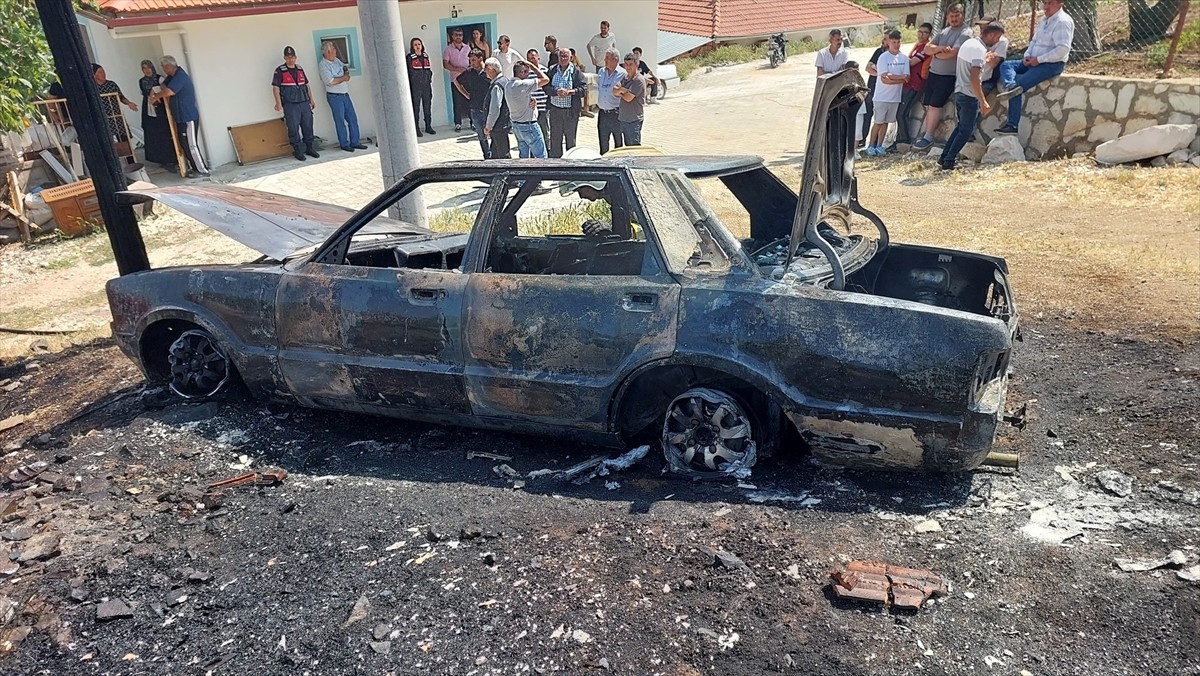 Burdur'un Yeşilova ilçesinde otomobilde çıkan yangın itfaiye ekiplerinin müdahalesiyle...