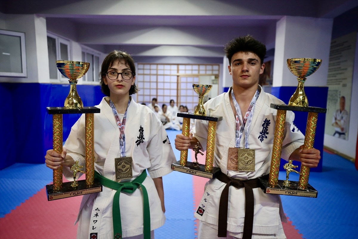 Bursa'da, aynı spor kulübünde ter döken iki liseli arkadaş, karatede elde ettikleri Avrupa...