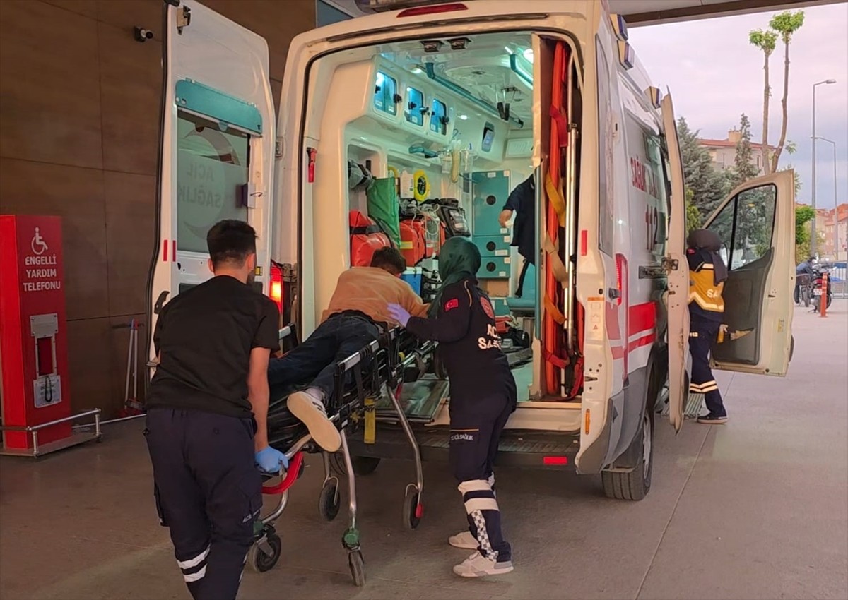 Bursa'nın İnegöl ilçesinde iki grup arasında çıkan kavgada, 1'i bıçakla olmak üzere 4 kişi...