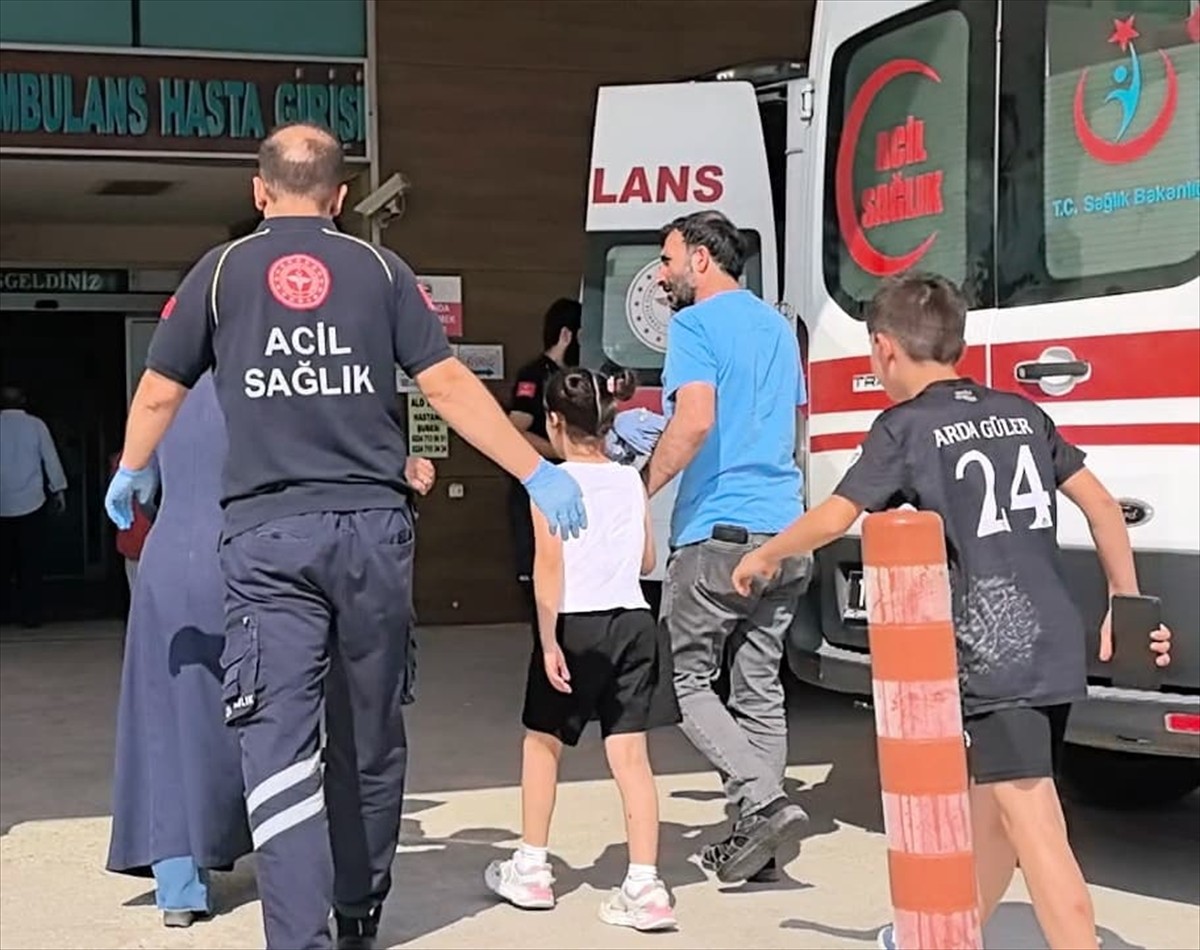 Bursa'nın İnegöl ilçesinde kumbarasını açmaya çalışan çocuk elindeki bıçağın diline saplanması...