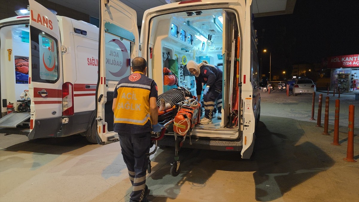 Bursa'nın İnegöl ilçesinde yolun karşısına geçmeye çalışan kadın, otobüsün çarpması sonucu ağır...