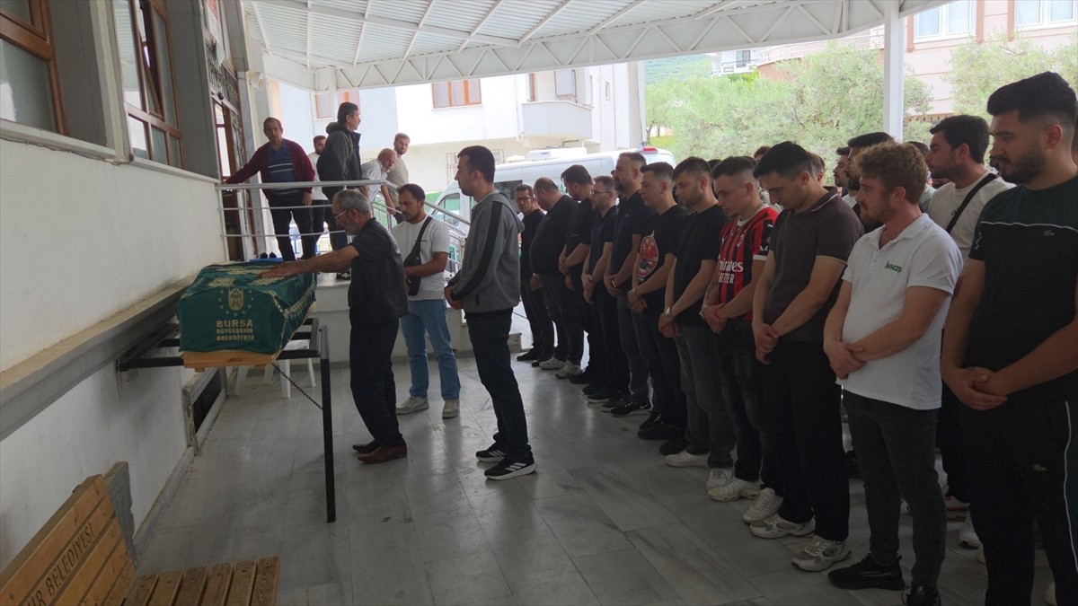 Bursa'nın Orhangazi ilçesinde, çiftlik evinde öldürülen gencin cenazesi, Muhammedül Emin...