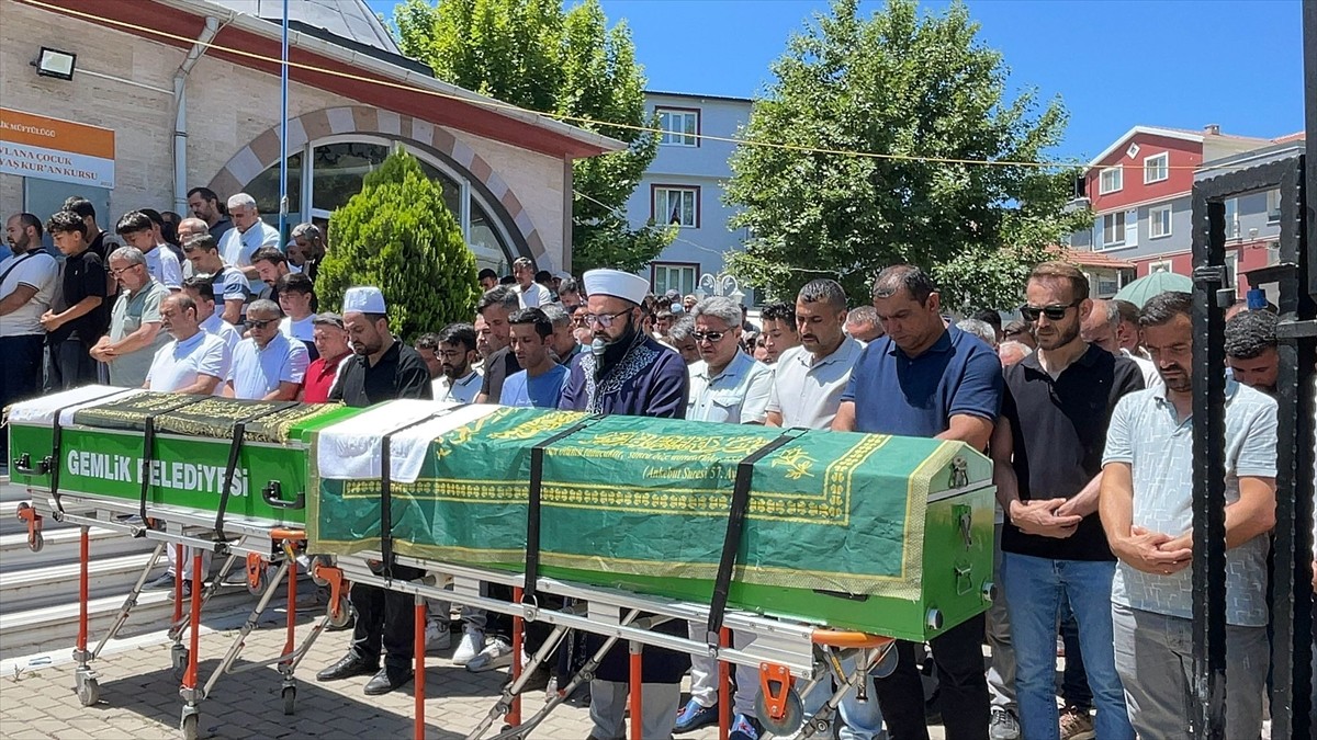 Bursa'nın Orhangazi ilçesinde dün girdikleri İznik Gölü'nde boğulan iki kuzen için Gemlik Mevlana...