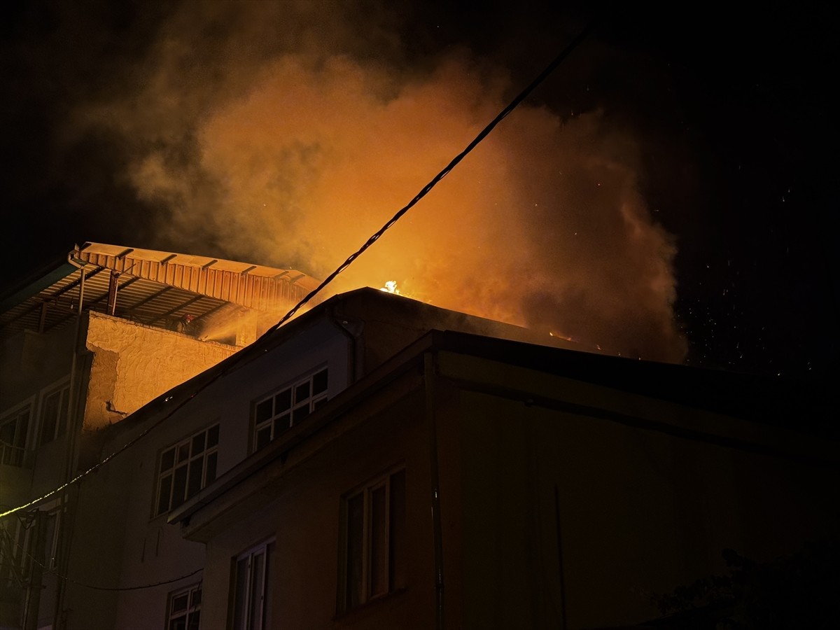 Bursa'nın Osmangazi ilçesinde 2 katlı binanın alt katındaki oto tamirhanesinde başlayan yangın...