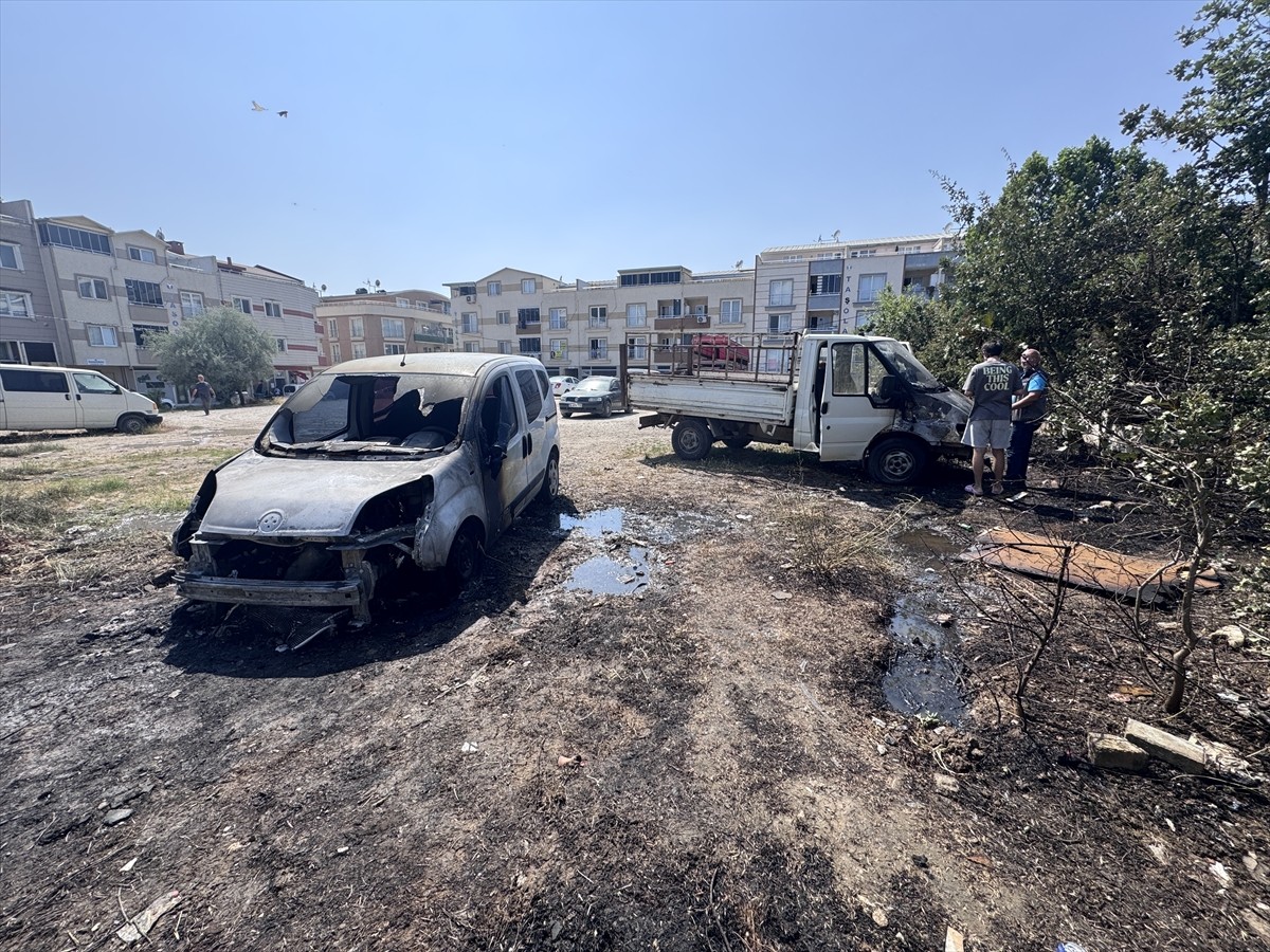 Bursa'nın Osmangazi ilçesinde otluk alanda çıkan ve park halindeki iki araca sıçrayan yangın...