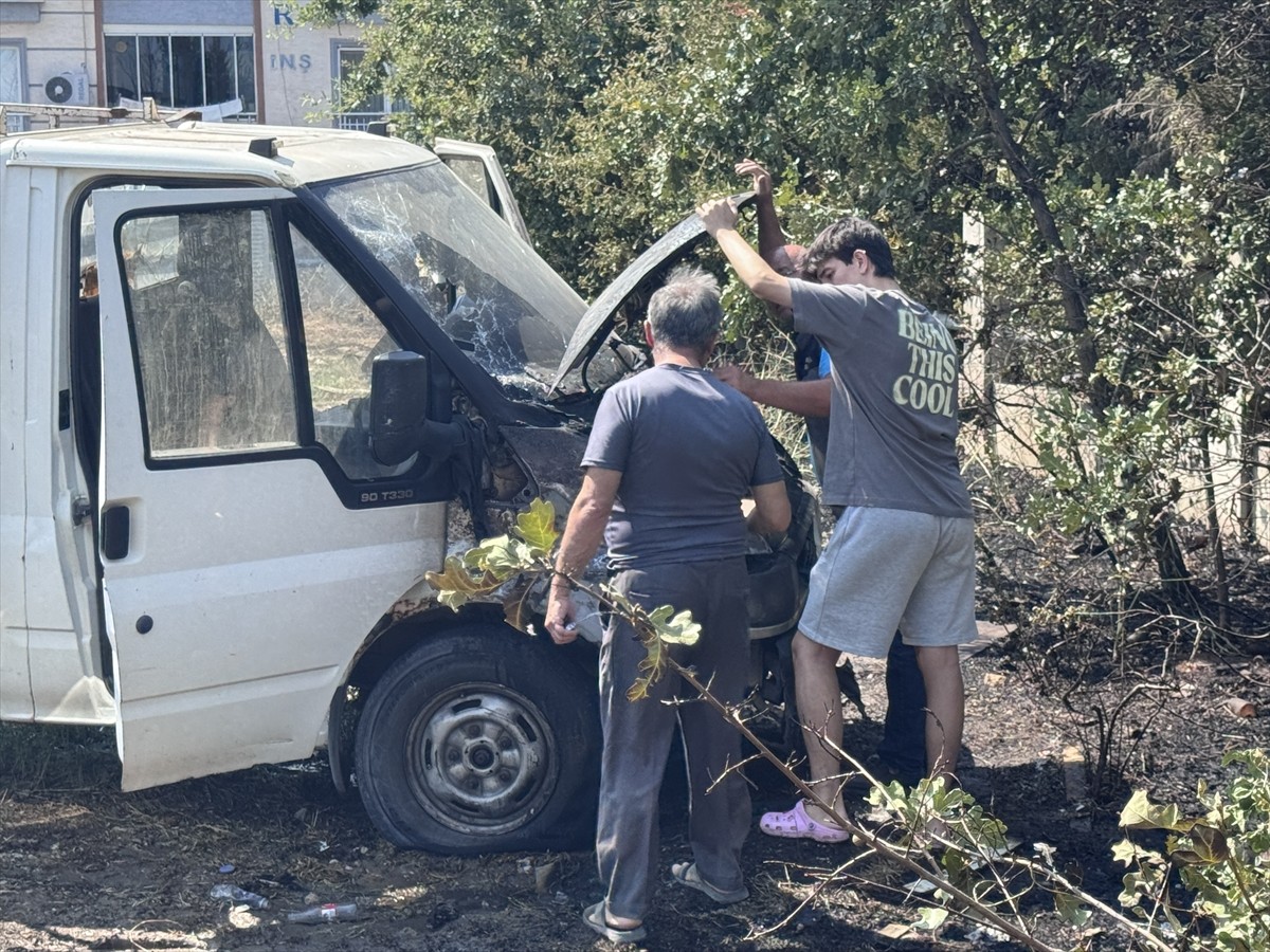 Bursa'nın Osmangazi ilçesinde otluk alanda çıkan ve park halindeki iki araca sıçrayan yangın...