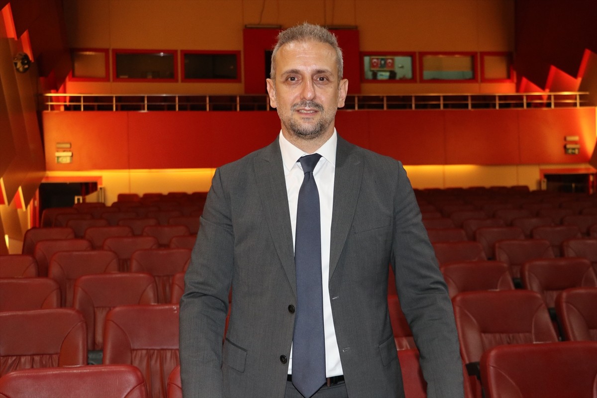 Bursa Devlet Tiyatrosu Müdürü Sezai Yılmaz, kurum binasında düzenlenen basın toplantısında, bu...