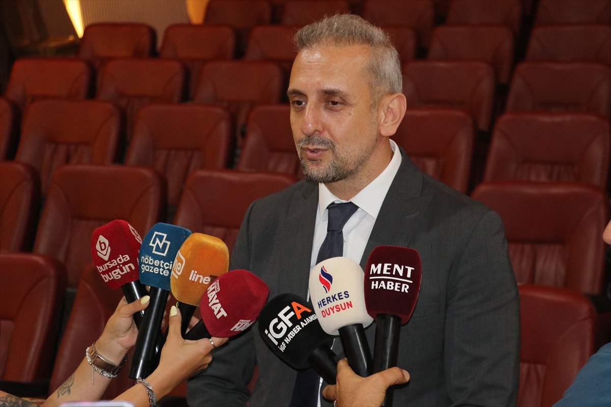 Bursa Devlet Tiyatrosu Müdürü Sezai Yılmaz, kurum binasında düzenlenen basın toplantısında, bu...