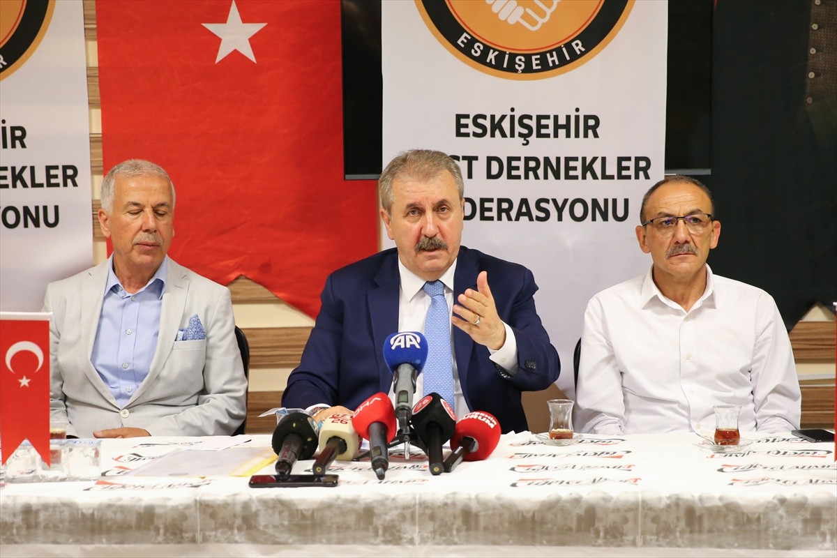 Büyük Birlik Partisi (BBP) Genel Başkanı Mustafa Destici (sol 3), Eskişehir Dost Dernekler...