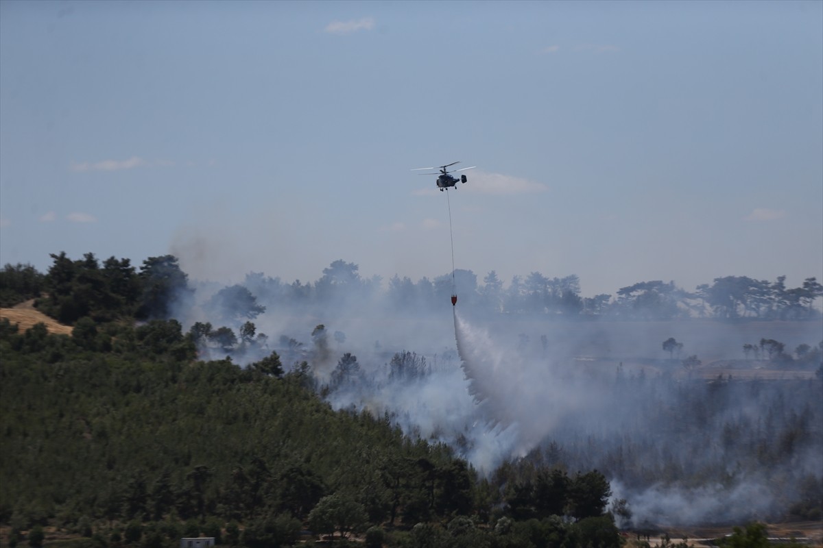 Çanakkale'de tarım arazisinde çıkan ve ormanlık alana yayılan yangına havadan ve karadan müdahale...