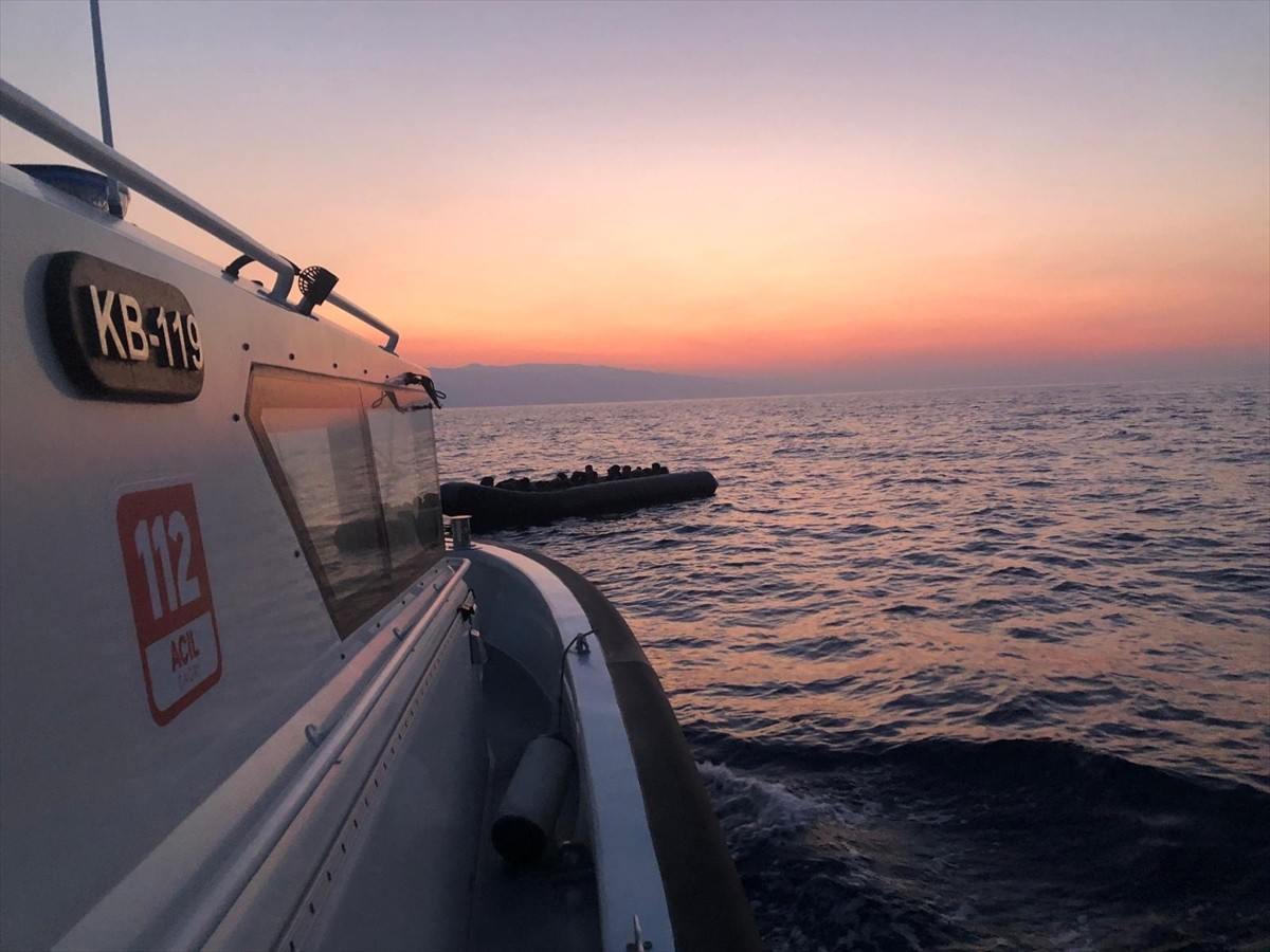 Çanakkale'nin Ayvacık ilçesi açıklarında, lastik bot içinde 34 düzensiz göçmen yakalandı.