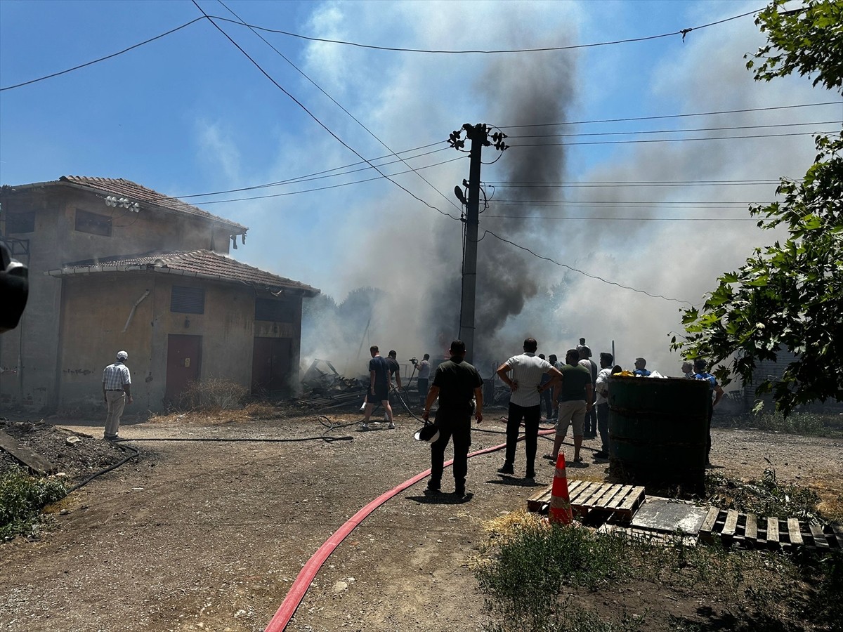Çanakkale'nin Biga ilçesinde bir depoda başlayıp elektrik trafosuna ve araziye sıçrayan yangın...