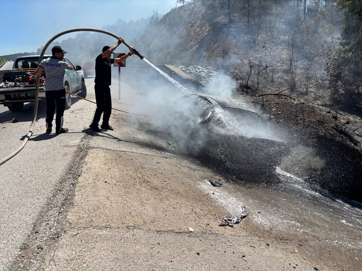 Çanakkale'nin Biga ilçesinde seyir halindeyken alev alan otomobildeki bir kişi öldü. 