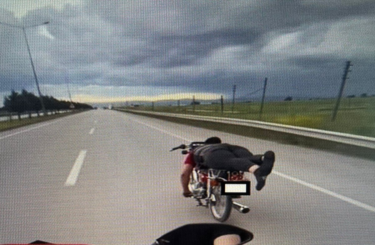 Çanakkale'nin Biga ilçesinde trafiği tehlikeye atan 2 motosiklet sürücüsü gözaltına...