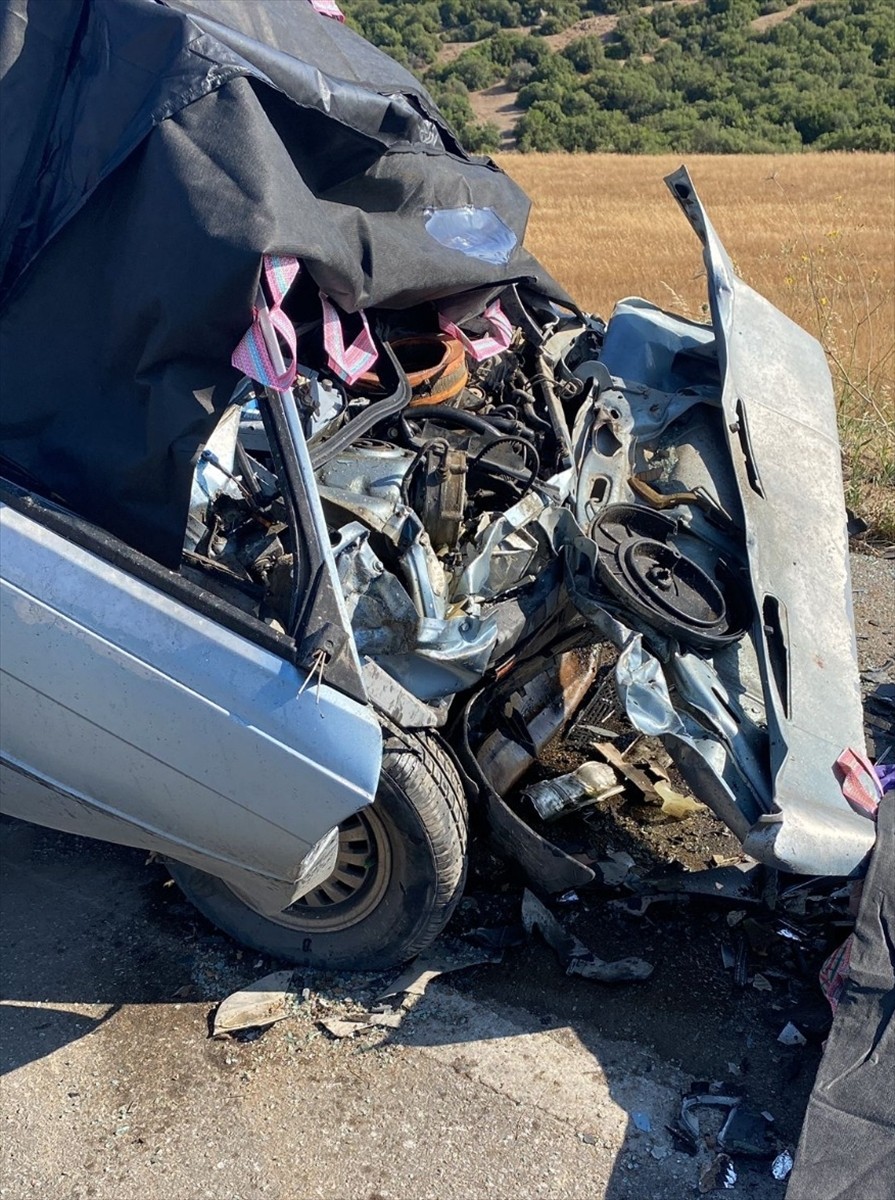 Çanakkale'nin Ezine ilçesinde iki aracın çarpışması sonucu anne ve oğlu hayatını kaybetti, 1 kişi...