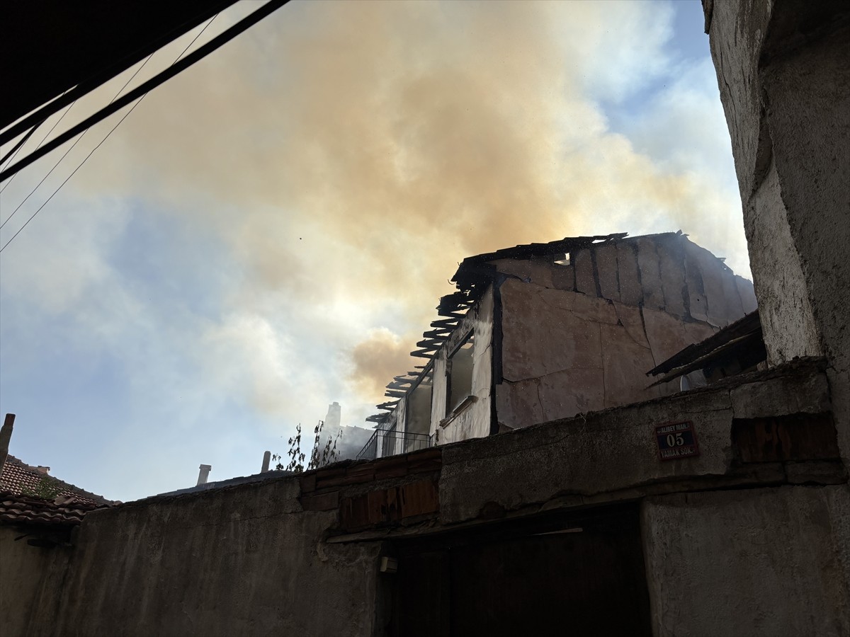 Çankırı'da metruk evde çıkan yangın, itfaiye ekiplerince söndürüldü.