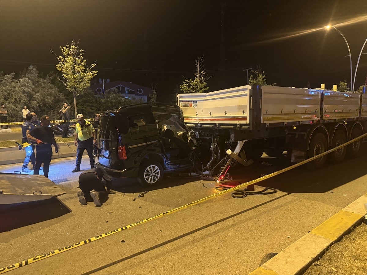 Çankırı'da tıra arkadan çarpan hafif ticari araçtaki 5 özel harekat kursu öğrencisinden 2'si öldü...