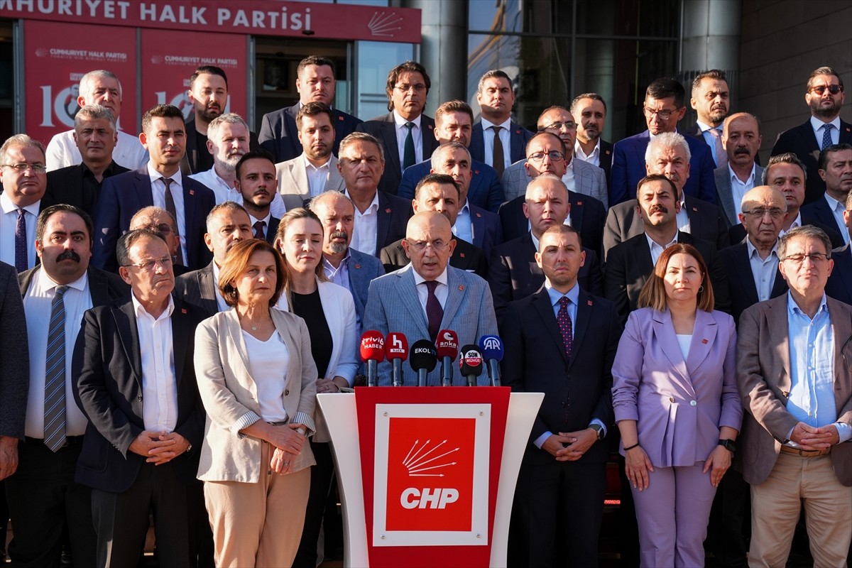 CHP'nin 81 il başkanı, CHP Genel Merkezi önünde ortak basın açıklaması yaptı. İl başkanları adına...