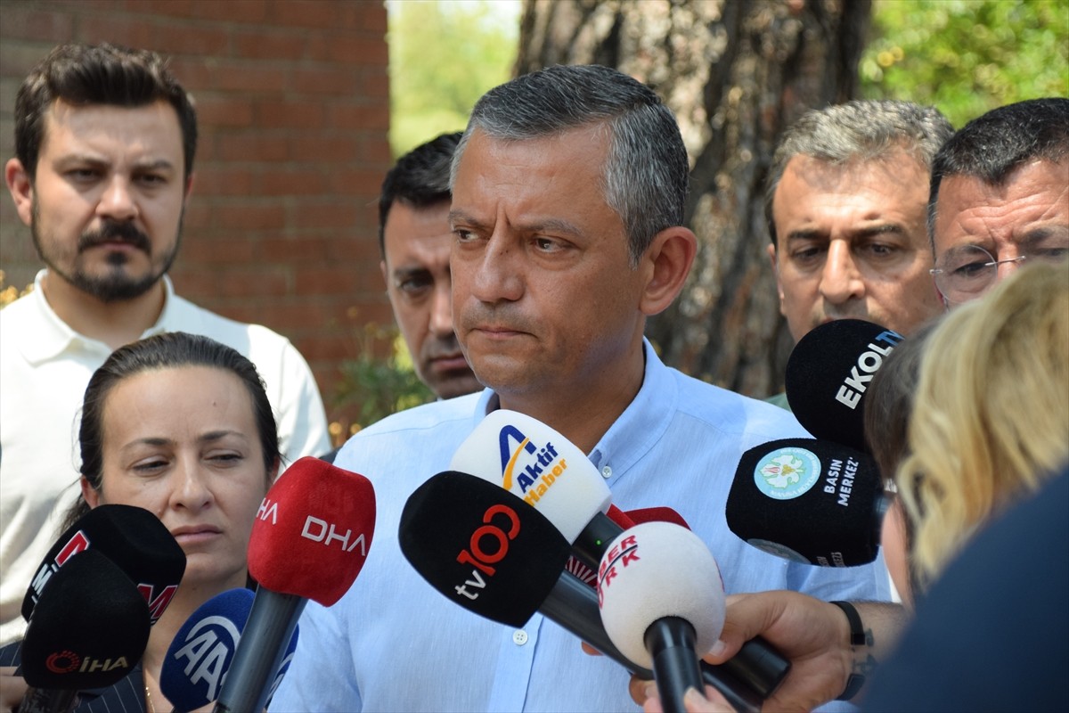 CHP Genel Başkanı Özgür Özel, hayatını kaybeden Manisa Büyükşehir Belediye Başkanı Ferdi Zeyrek'in...