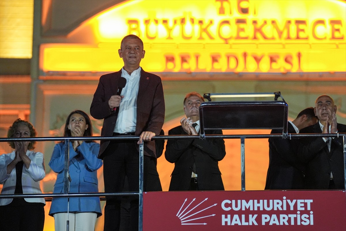 CHP Genel Başkanı Özgür Özel, İstanbul Büyükşehir Belediyesine (İBB) yönelik yolsuzluk ve terör...