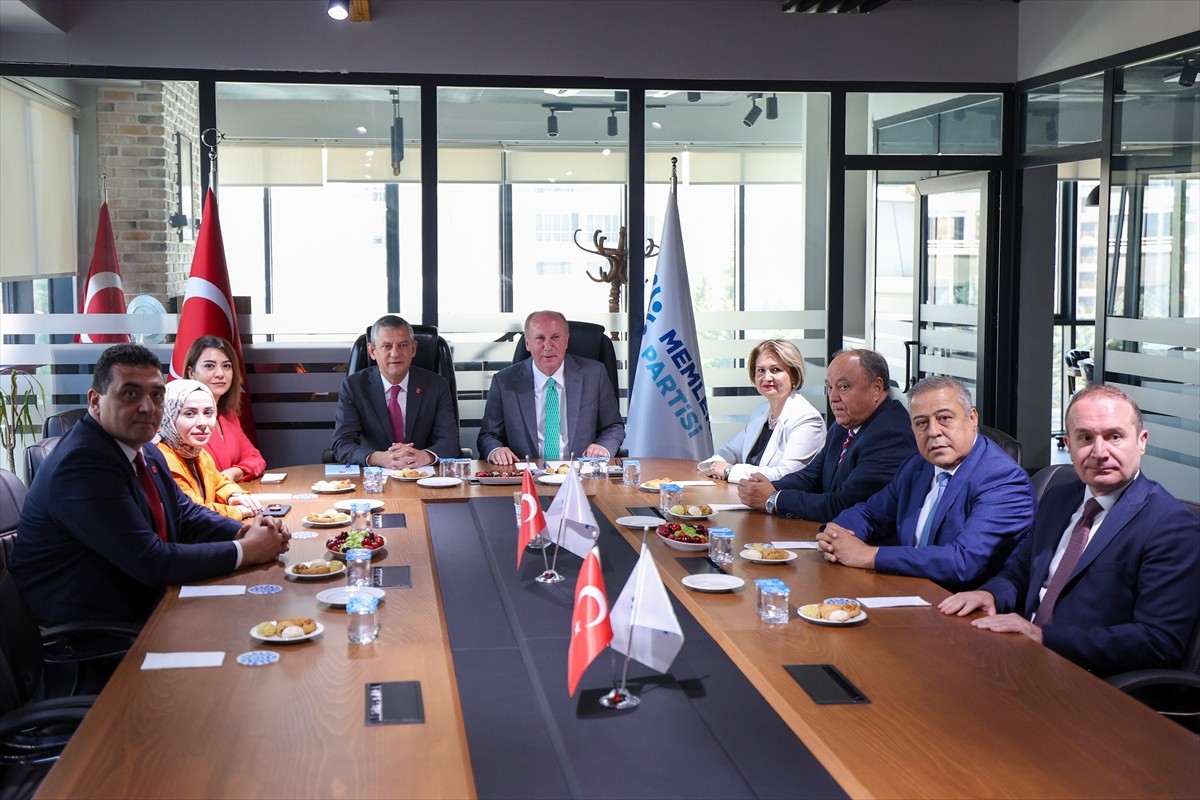 CHP Genel Başkanı Özgür Özel (sağda), beraberindeki heyetle Memleket Partisi Genel Başkanı...