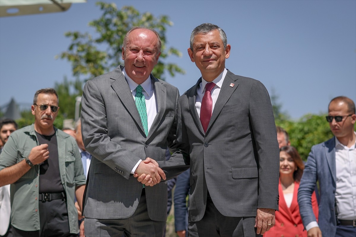 CHP Genel Başkanı Özgür Özel (sağda), beraberindeki heyetle Memleket Partisi Genel Başkanı...