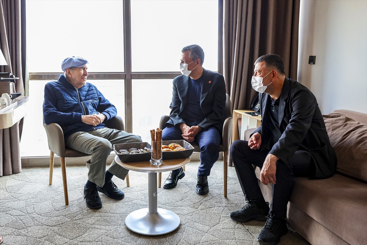 CHP Genel Başkanı Özgür Özel (sağda), Cumhuriyet Halk Partisi önceki Genel Başkanlarından Altan...