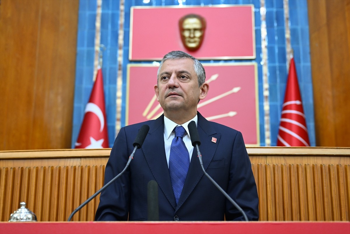 CHP Genel Başkanı Özgür Özel (sağda), partisinin TBMM Grup Toplantısı'na katılarak konuşma yaptı....