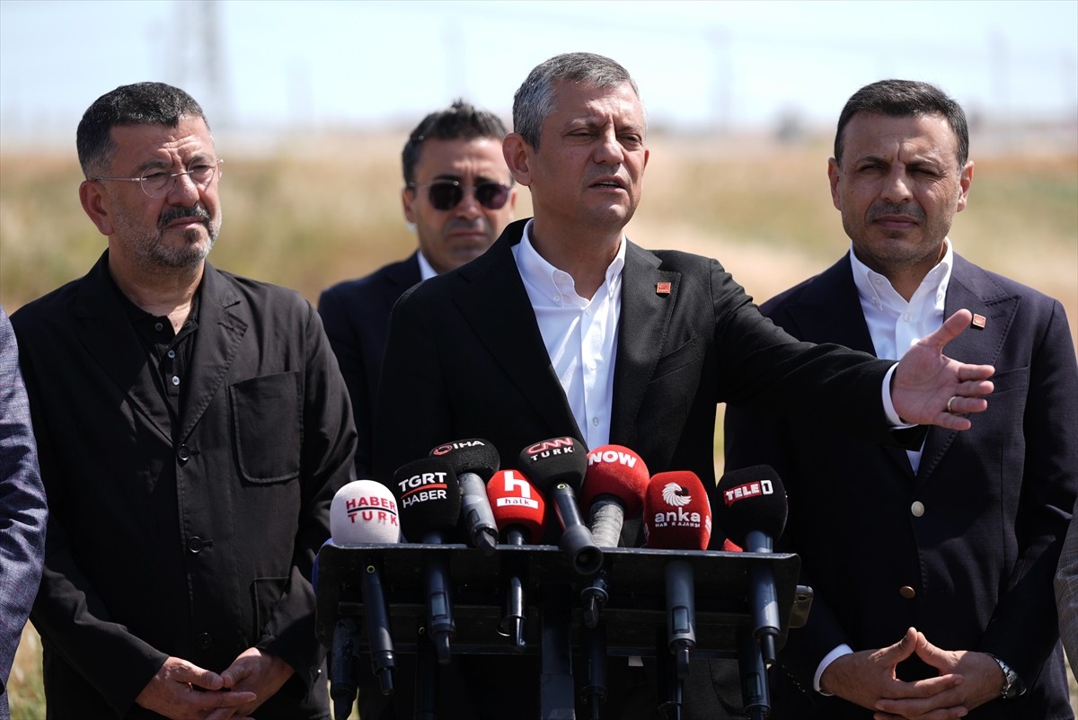 CHP Genel Başkanı Özgür Özel, yolsuzluk soruşturması kapsamında tutuklanmasının ardından İstanbul...