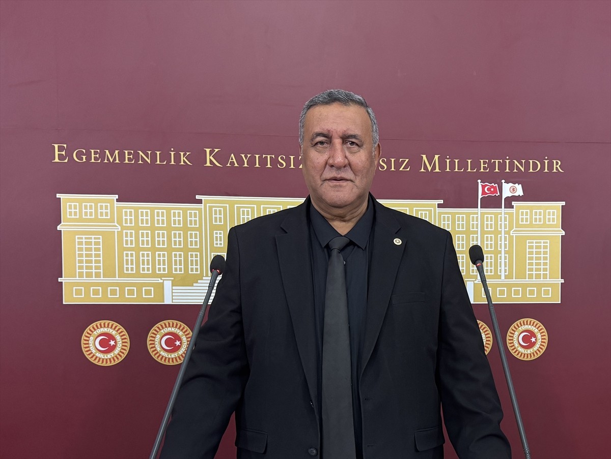 CHP Niğde Milletvekili Ömer Fethi Gürer, Meclis'te düzenlediği basın toplantısında açıklamalarda...