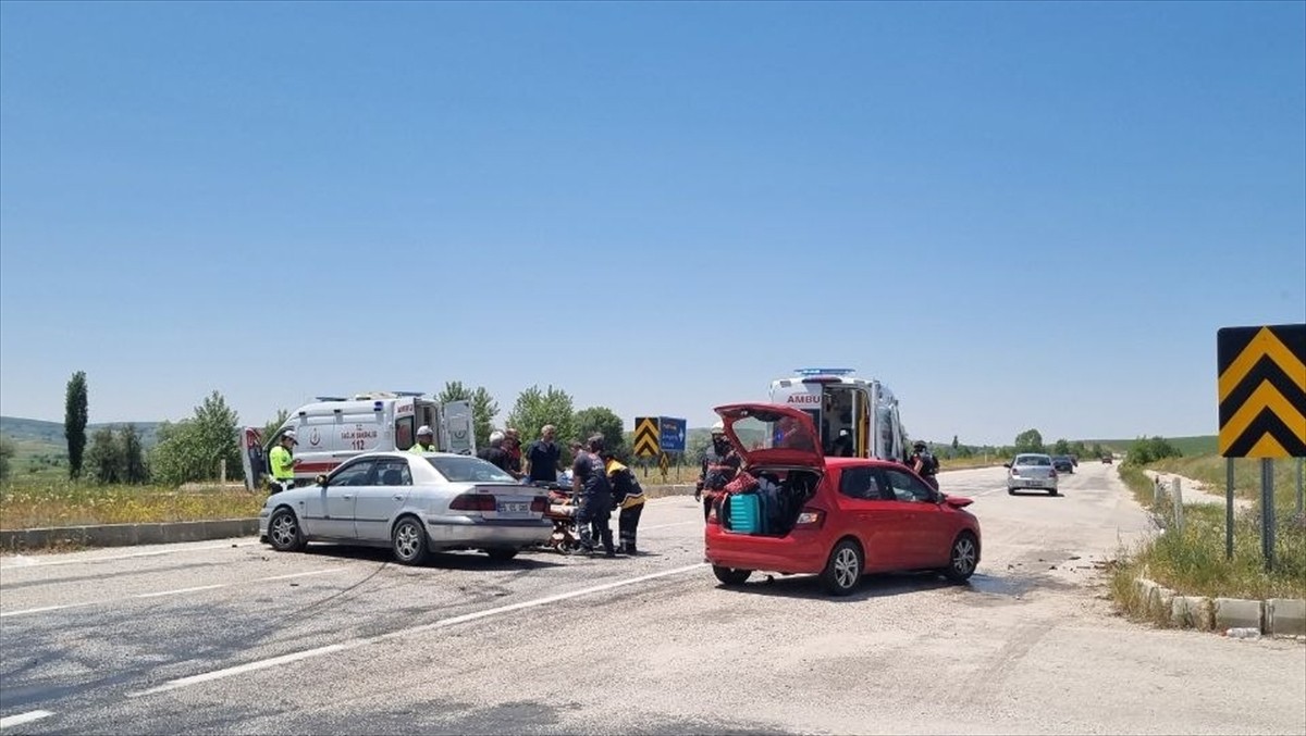 Çorum'un Alaca ilçesinde iki otomobilin çarpıştığı kazada 4 kişi yaralandı. Olay yerine sağlık...