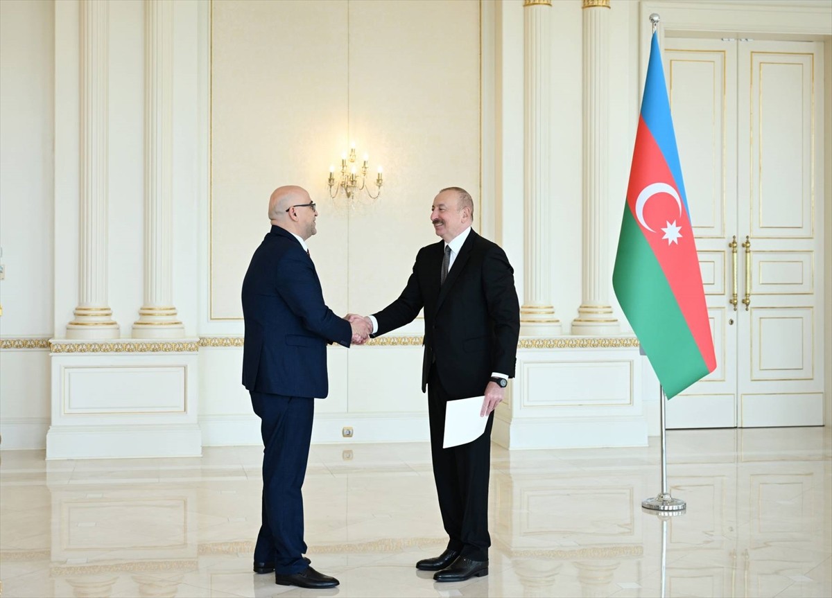 Cumhurbaşkanı İlham Aliyev (sağda), Filistin’in Azerbaycan’daki yeni büyükelçisi Ahmed Metani’nin...