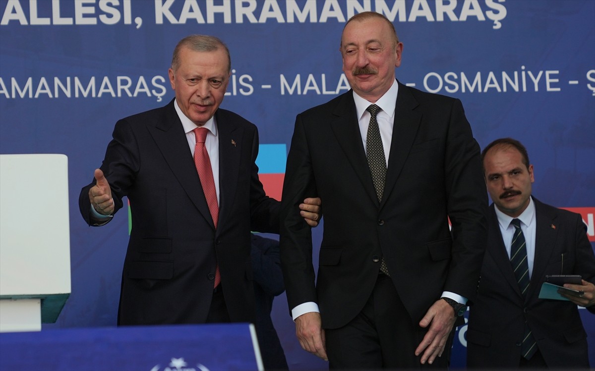Cumhurbaşkanı Recep Tayyip Erdoğan (solda), Azerbaycan Cumhurbaşkanı İlham Aliyev (sağda) ile...