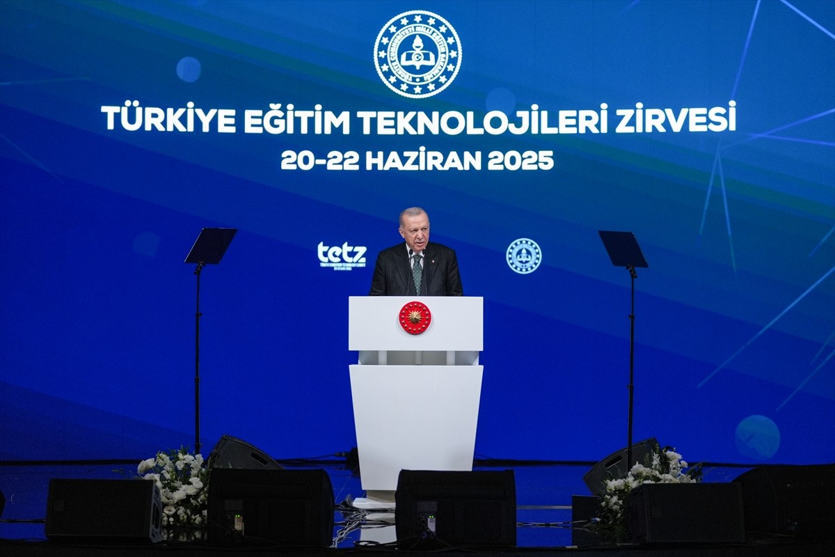Cumhurbaşkanı Recep Tayyip Erdoğan, Türkiye Eğitim Teknolojileri Zirvesi'ne katılarak konuşma...