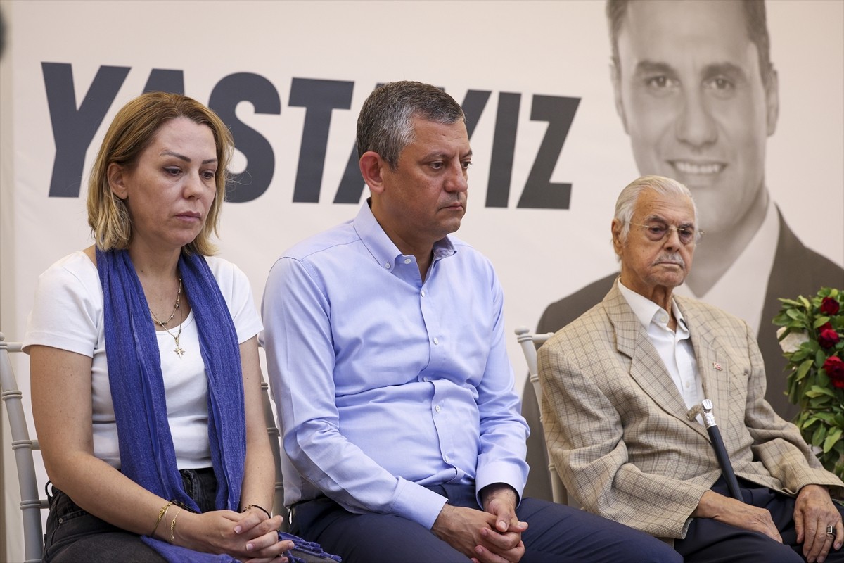 Cumhuriyet Halk Partisi Genel Başkanı Özgür Özel (ortada), hayatını kaybeden Manisa Büyükşehir...