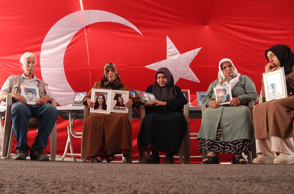 Dağa kaçırılan çocukları için eski HDP il binası önünde oturma eylemi yapan Diyarbakır anneleri...