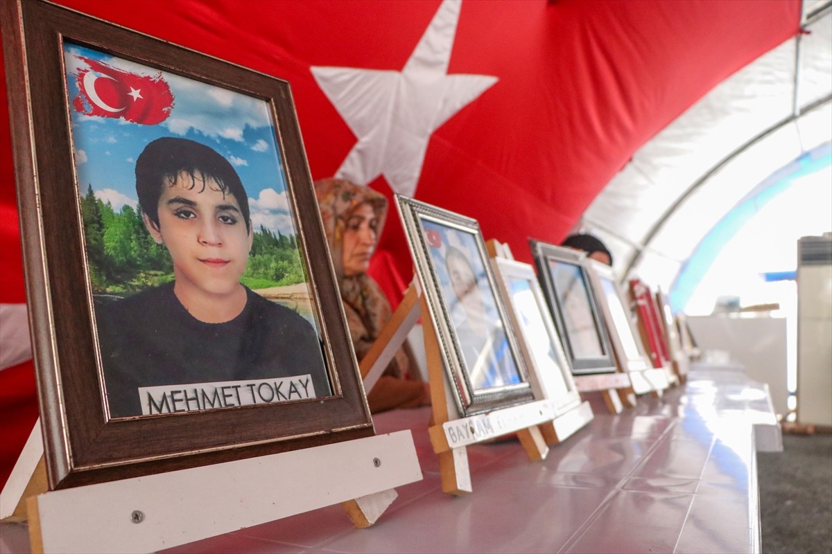 Dağa kaçırılan çocukları için eski HDP il binası önünde oturma eylemi yapan Diyarbakır anneleri...