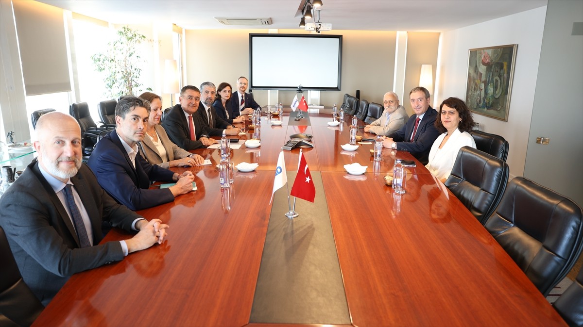 DEM Parti Eş Genel Başkanı Tuncer Bakırhan (ortada), Müstakil Sanayici ve İşadamları Derneği'ni...