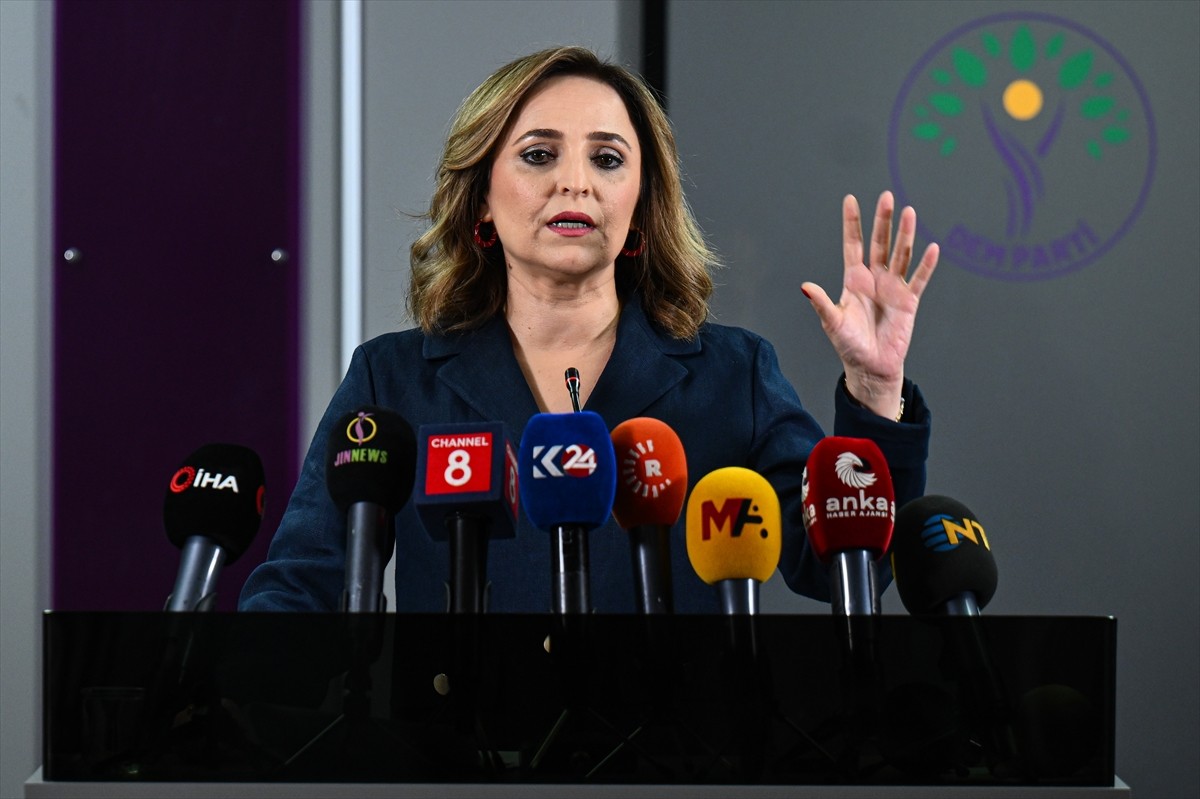 DEM Parti Sözcüsü Ayşegül Doğan, partisinin devam eden Merkez Yürütme Kurulu (MYK) toplantısına...